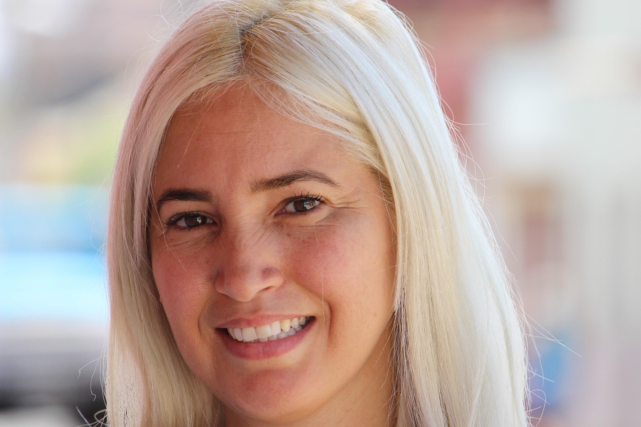 mujer, mujer rubia, sonrrisa, mirada, rostro, cara, mujer joven, ojos, pelo